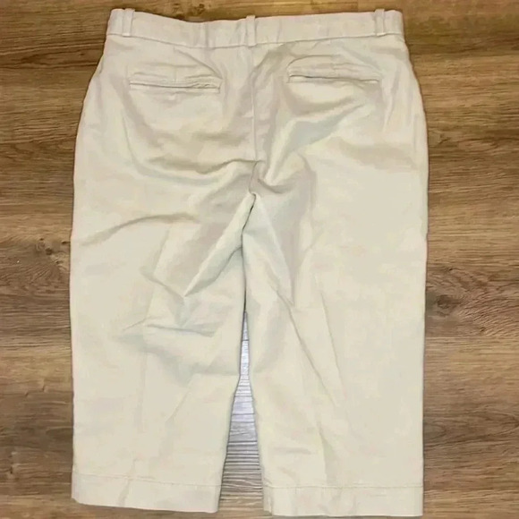 Old Navy Women’s 6 Classic Rise Khaki Cropped Pants - Picture 4 of 7